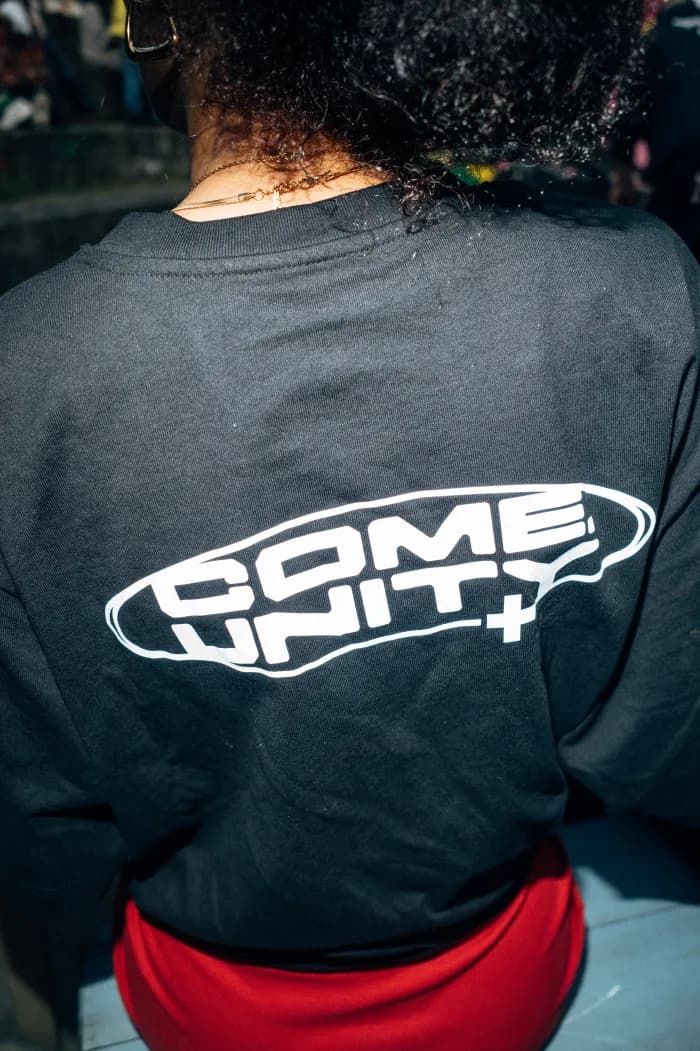 A come.unity branded shirt, worn at a gathering